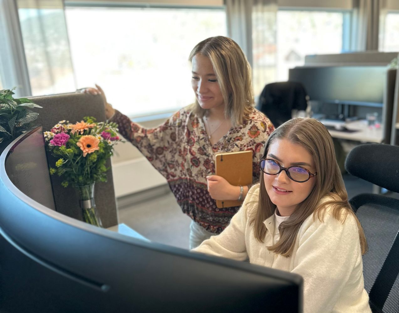 Silje og Michelle på kundeservice